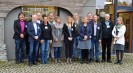 Gruppenbild von den Referentinnen und Referenten sowie den Veranstaltern des Symposiums vor der Museumsherberge des LVR-Freilichtmuseums Lindlar (Foto: Christa Joist, 2017).