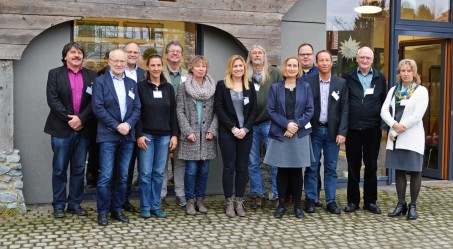Gruppenbild von den Referentinnen und Referenten sowie den Veranstaltern des Symposiums vor der Museumsherberge des LVR-Freilichtmuseums Lindlar (Foto: Christa Joist, 2017).