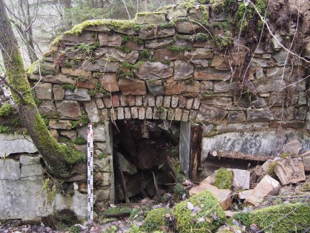Spuren der fr&uuml;heren Abbaut&auml;tigkeiten finden sich noch heute im Gel&auml;nde rund um Gummersbach-Talbecke (Foto: J&ouml;rn Kling, 2018)