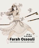 Plakat zur Ausstellung. Zu sehen ist eine Frau mit überkreuzten Armen. Sie hat lange dunkle Haare und trägt ein Kleid. Um sie herum fliegen Vögel. Auf sie gerichtet sind drei Gewehrläufe. Es handelt sich um eine Zeichnung. Text: 27.6.-5.10.2025 Farah Ossou