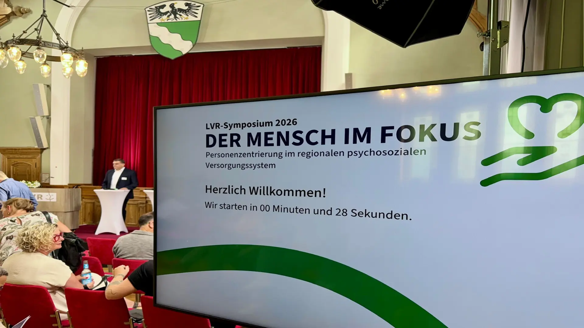 Man sieht Teilnehmende des Symposiums "Der Mensch im Fokus".