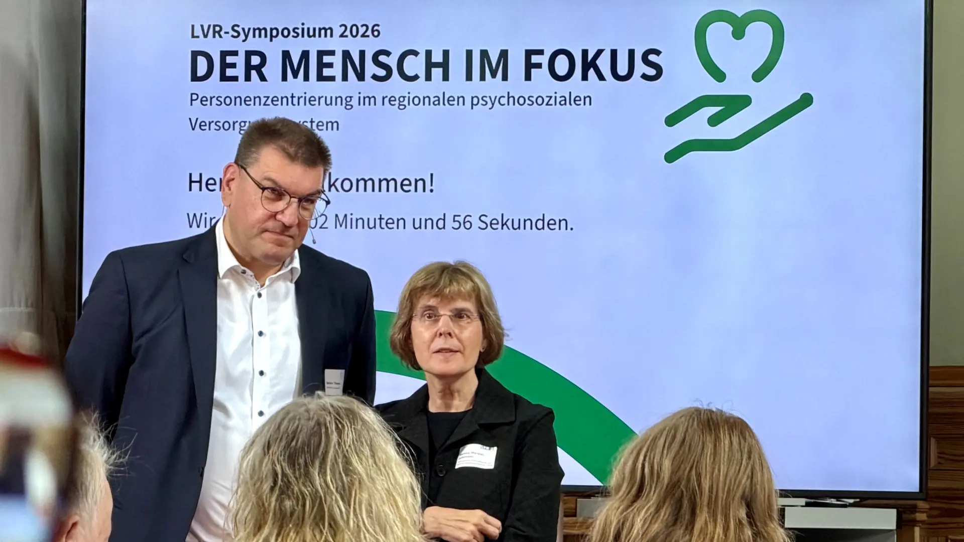 Man sieht Teilnehmende des Symposiums "Der Mensch im Fokus".