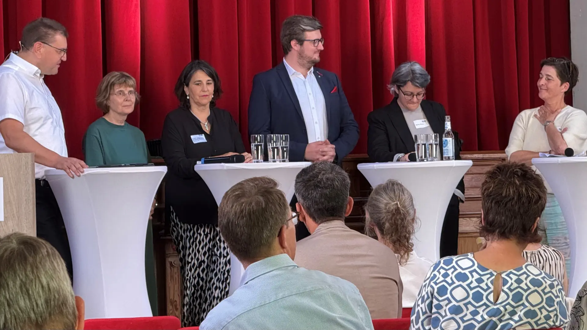 Man sieht Teilnehmende des Symposiums "Der Mensch im Fokus".