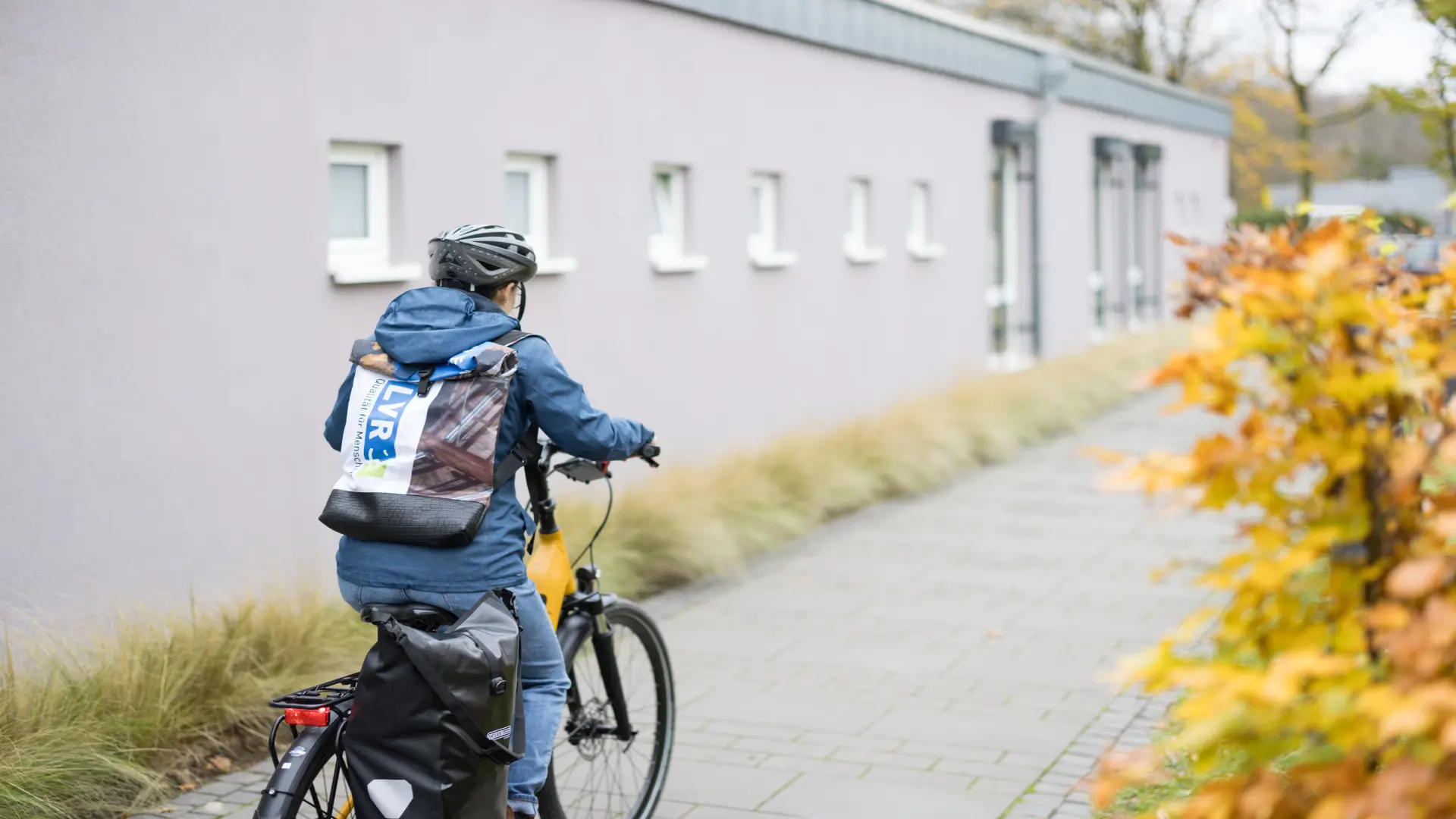 Oberärztin Dr.Julia Göbel-Erkan sitzt auf dem Fahrrad. Sie ist unterwegs zu ihrer nächsten Patientin.
