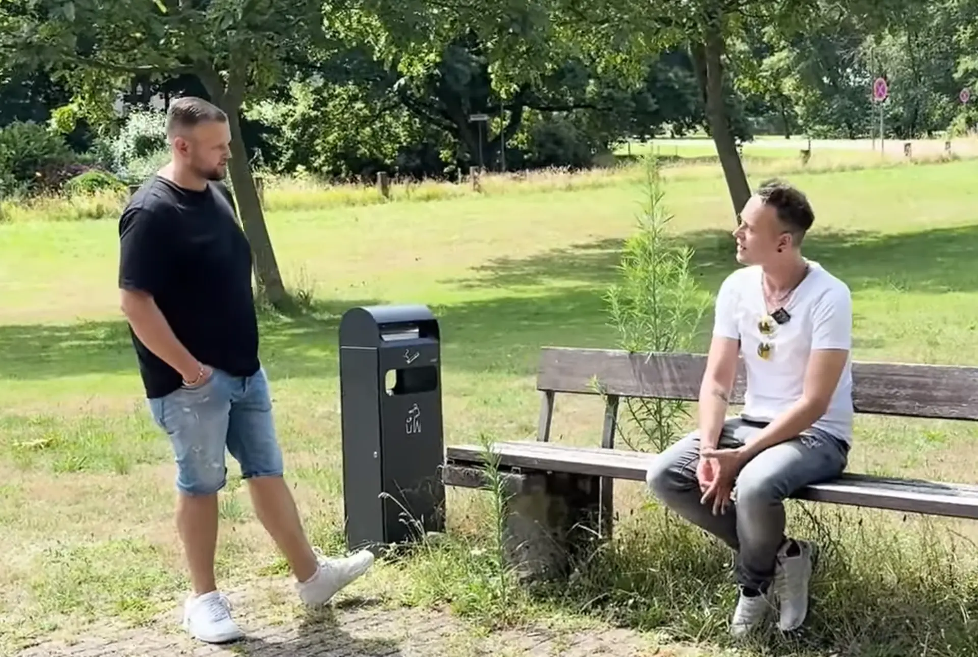 Genesungsbegleiter Pierre Lücking im Gespräch mit einem Patienten auf dem Außengelände der Klinik