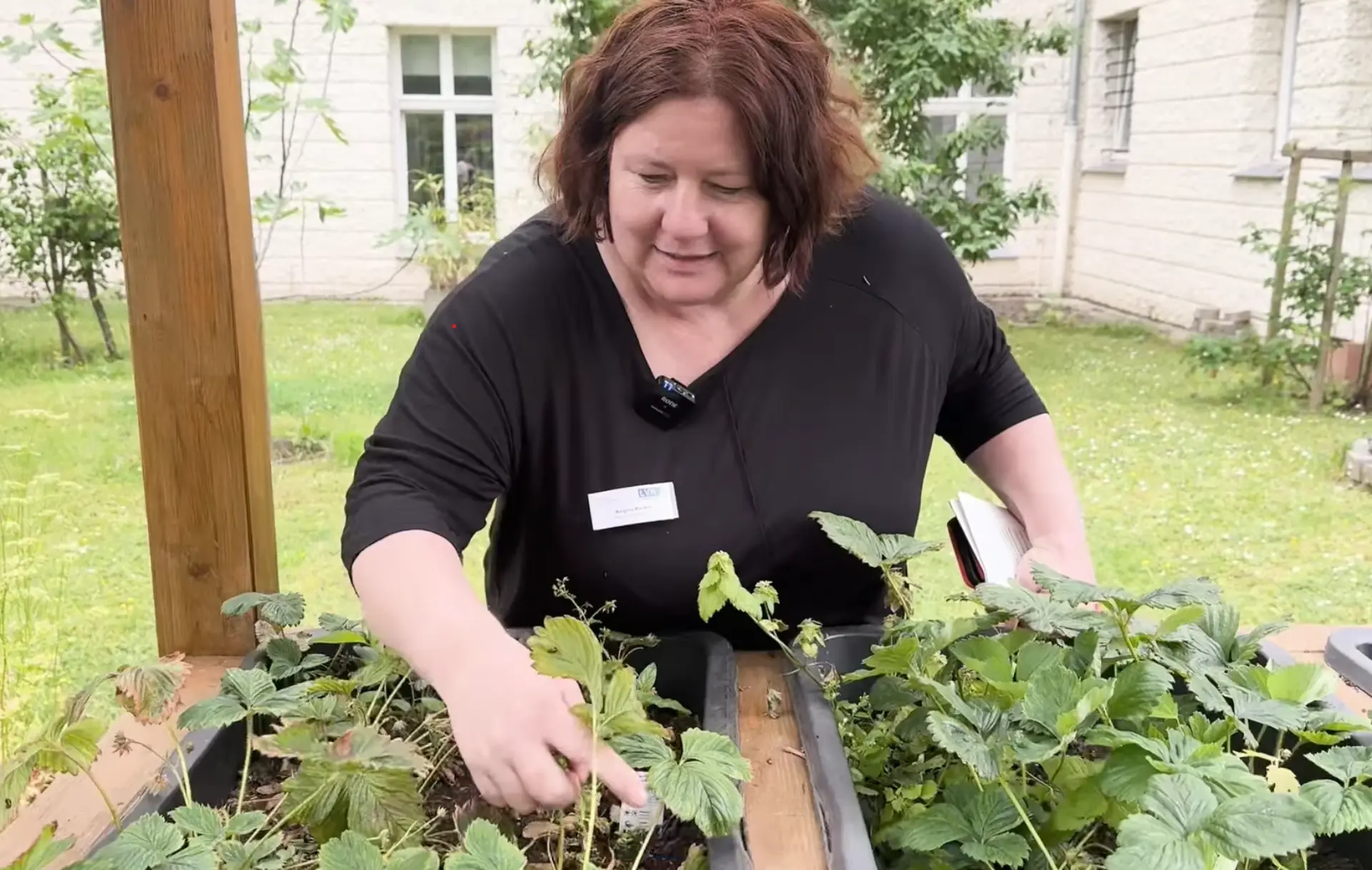 Zu sehen ist Regina Bäcker, eine Genesungsbegleiterin beim LVR.