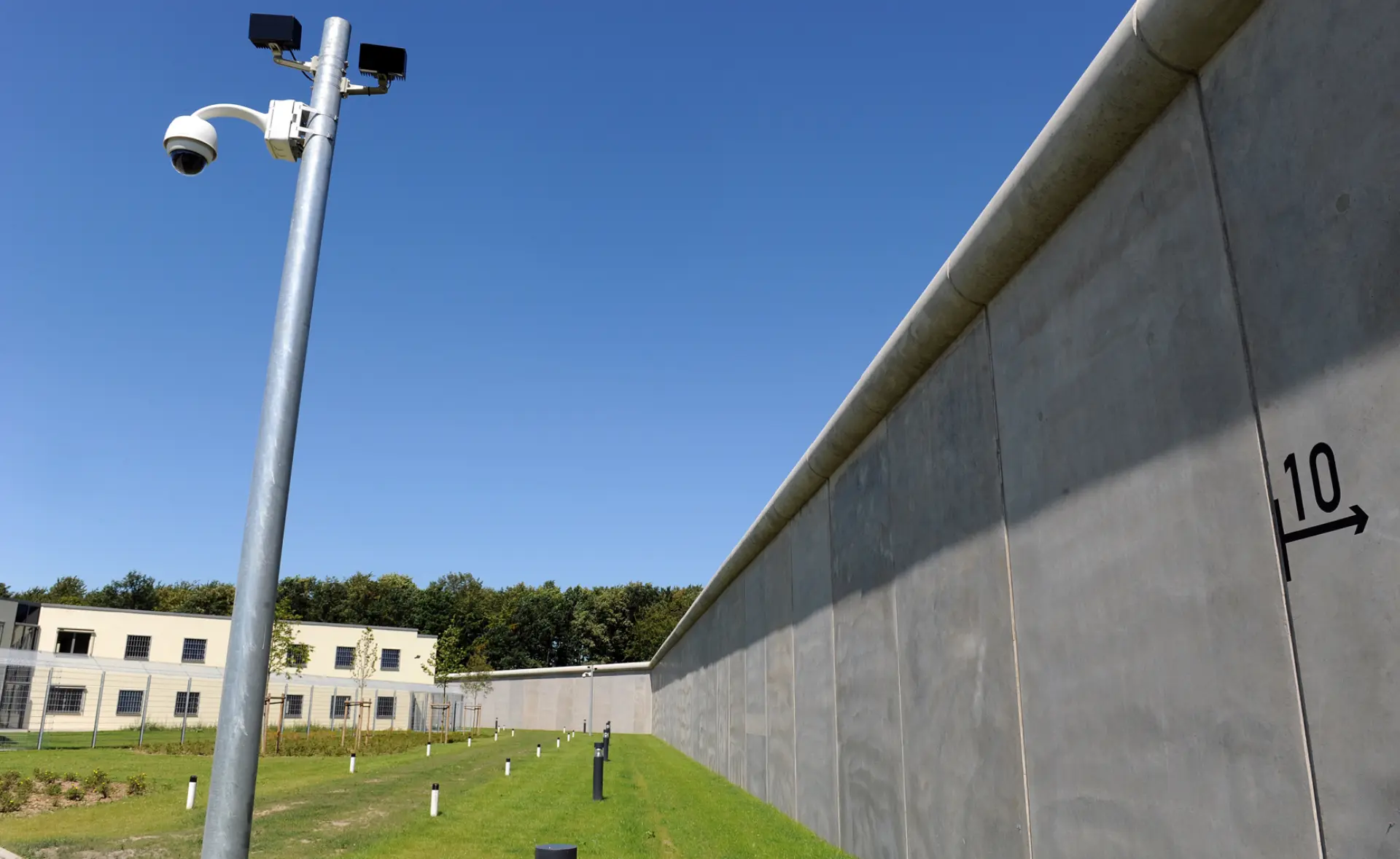 Zu sehen ist die Mauer der Forensik in Köln-Porz