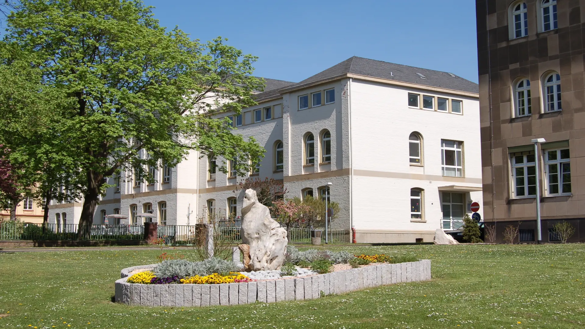 Zu sehen ist ein Gebäude der Klinik Düren.