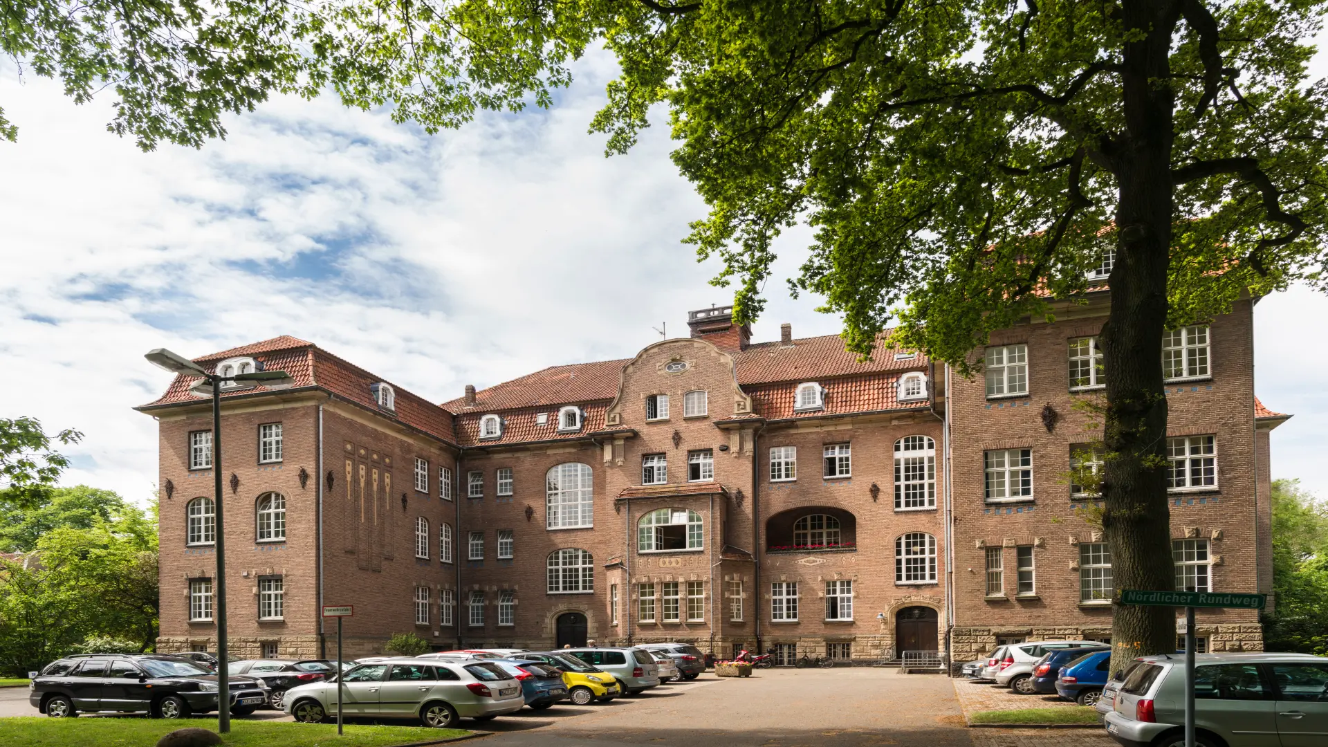 Zu sehen ist das Hauptgebäude der LVR-Klinik Bedburg-Hau.