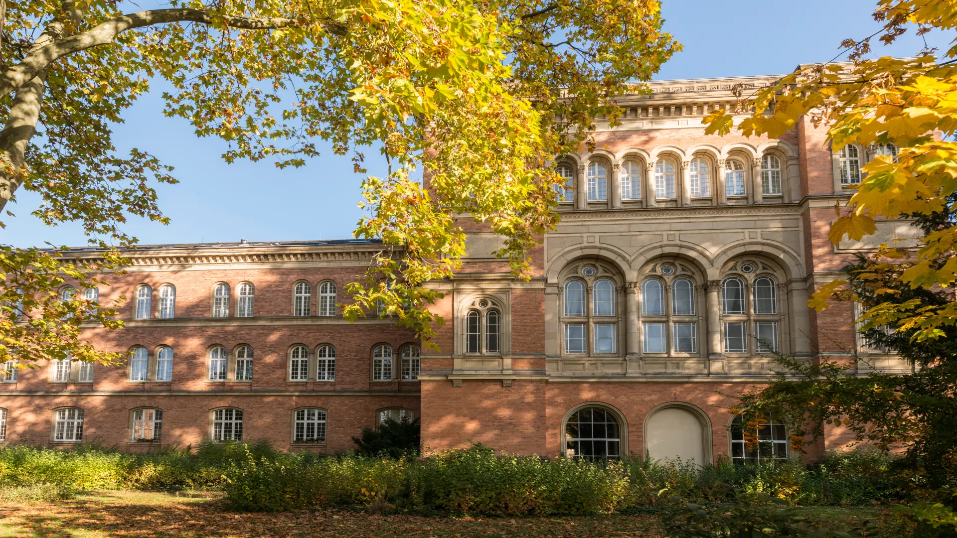 Zu sehen ist das Hauptgebäude der Klinik Bonn.