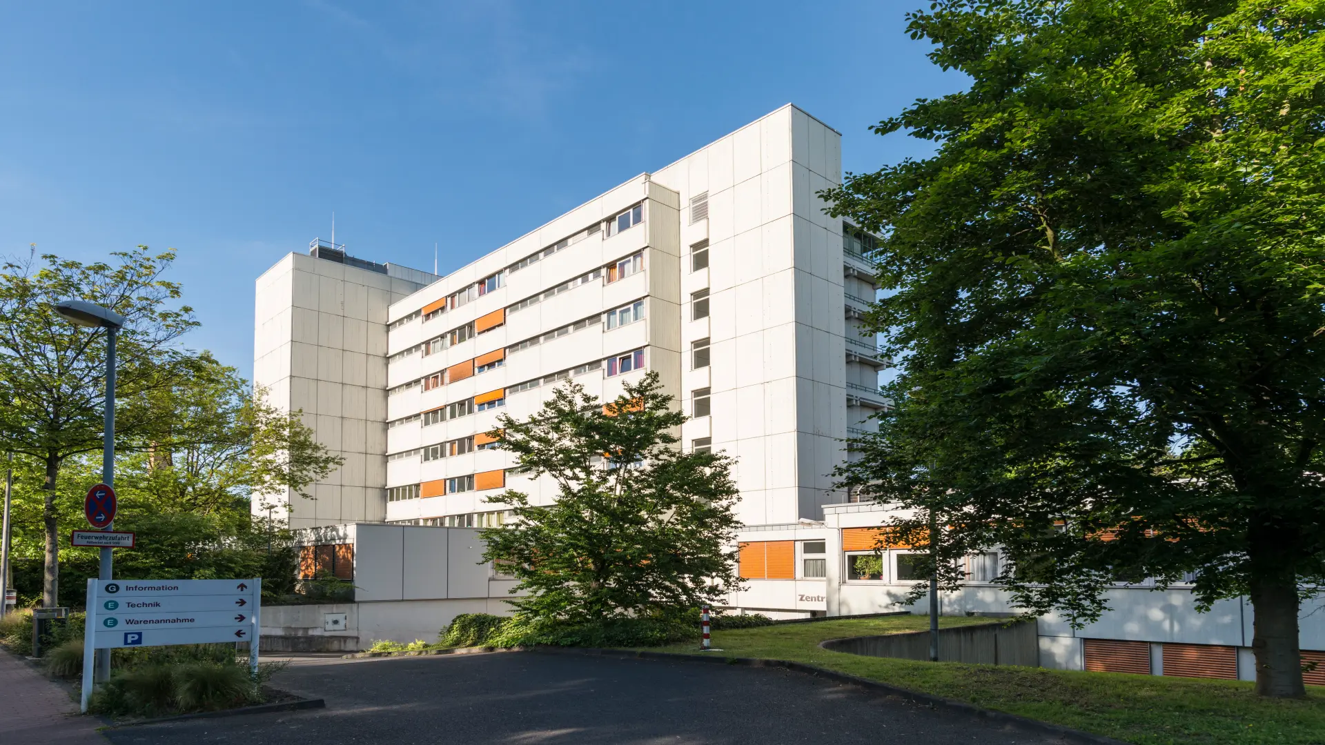 Zu sehen ist das Hauptgebäude der Klinik Köln.