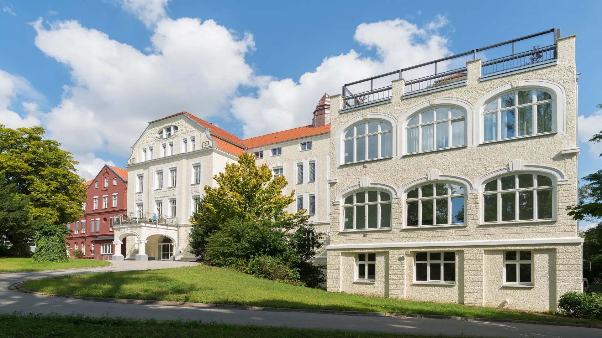 Zu sehen ist das Hauptgebäude der Klinik Viersen.