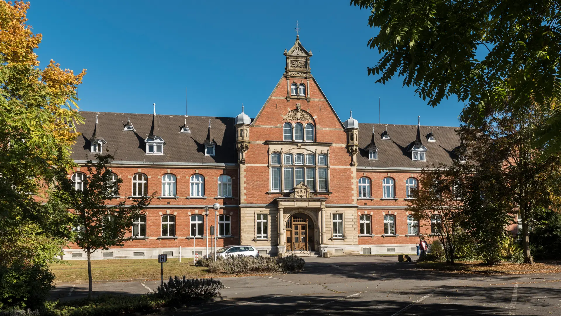 Zu sehen ist das Hauptgebäude der Klinik Langenfeld