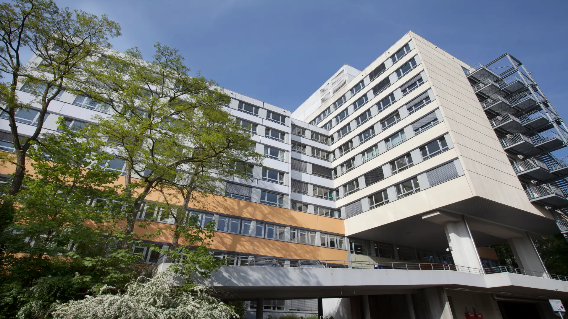 Zu sehen ist das Hauptgebäude des Universitätsklinikums Essen.