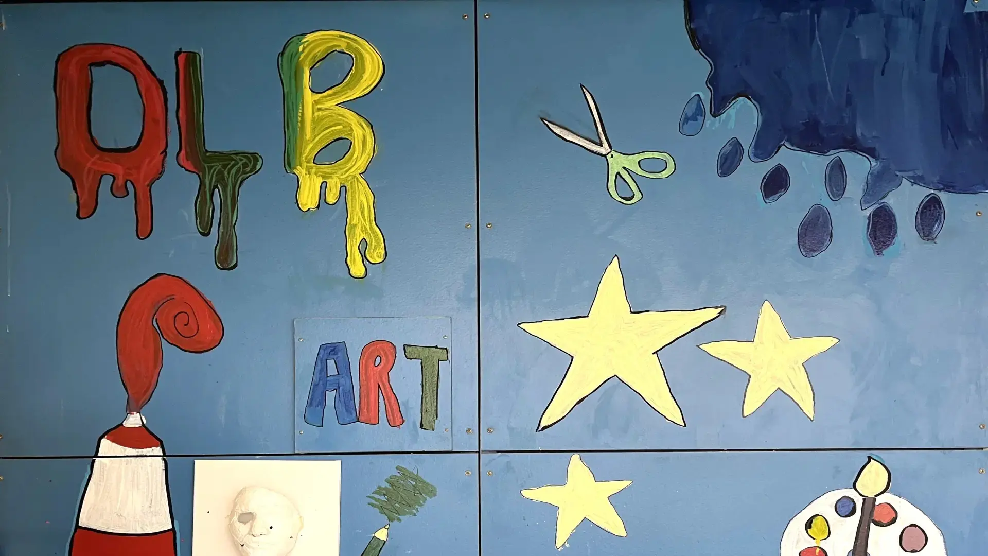 Gemälde auf Wand im Schulflur mit Initialen der Schule
