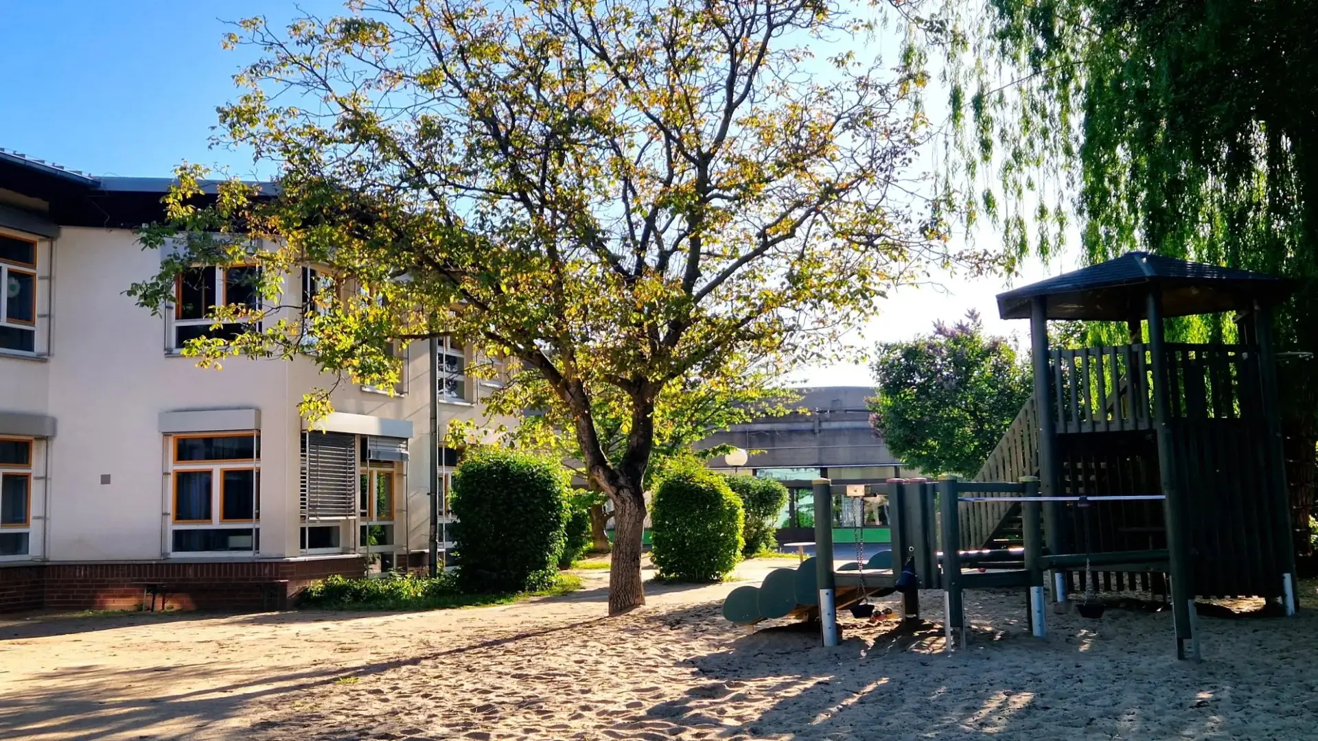 Hauptgebäude der Schule im Sonnenschein