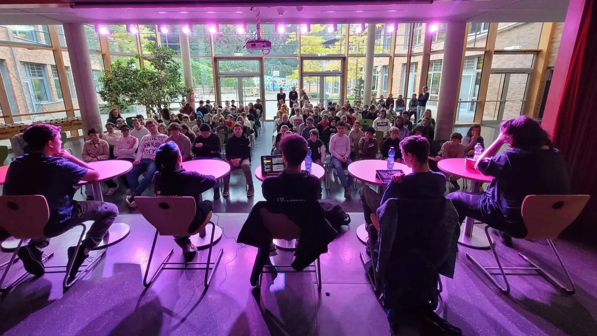 Schüler*innen auf der Bühne bei Podiumsdiskussion