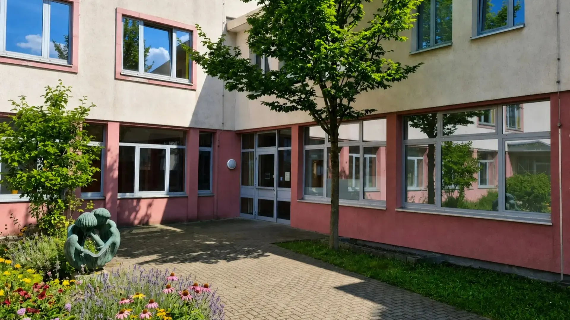 Haupteingang des Schulgebäudes