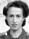 Foto zeigt das Portrait einer Frau in schwarz-weiß.