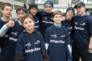 Jungen stehen in blauen IntegraTour T-Shirts mit Logo des Sponsors RWE und des LVR