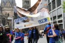 Teilnehmer der IntegraTour 2009 tragen das IntegraTour Banner über den Aachener Marktplatz
