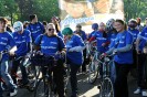 Teilnehmer der IntegraTour 2009 warten auf ihren Fahrrädern auf das Startsignal