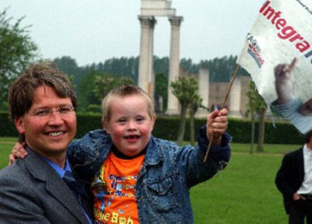 Der sechsjährige Maximilian, ein Kind mit Down-Syndrom und das Werbegesicht der LVR-IntegraTour, und sein Vater in Xanten