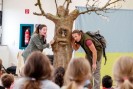 Zwei Schauspieler*innen vom Theaterstück "Apfelkomplott"