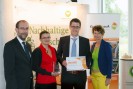 Rolf Robens, Carmen Heyner und René Koch vom LVR nehmen den Bronze-Award aus den Händen von Dr. Birgit Settekorn, Direktorin des Beschaffungsamtes des BMI, entgegen.