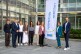 Gruppenfoto des Orga-Teams der diesjährigen Perspektivenwerkstatt mit Flagge vor dem Horion-Haus