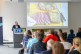 Dr. Lars Winterberg vom Bundeszentrum für Ernährung während seines Vortrags mit Präsentation