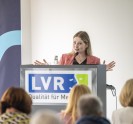 Julia Schlarmann während ihres Vortrags am Rednerpult