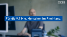 Leicht verschwommener Hintergrund mit LVR-Mitarbeiter an einem Schreibtisch vor einer grauen Wand, in der Mitte des Bildes weiße Schrift auf einem blauen Balken mit dem Titel "Für die 9,7 Mio. Menschen im Rheinland"