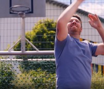 LVR-Mitarbeiter wirft Basketball