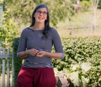 LVR-Mitarbeiterin draußen bei Sonnenschein in einem Garten