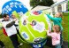 Kinder und Erwachsene drehen eine Kugel der Ausstellung