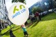 Ein kleiner Junge hält einen großen Ballon mit dem LVR-Logo fest