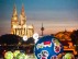 Abendstimmung mit angestrahltem Dom im Hintergrund und den Ausstellungskugeln im Vordergrund
