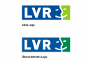 Man sieht das alte LVR-Logo sowie den darunter stehenden Text "Altes Logo" über dem neuen "LVR-Logo" sowie dem darunter stehenden Text "Überarbeitetes Logo". Beide LVR-Logos bestehen aus dem Schriftzug "LVR" in weißer Schrift auf einem blauen Grund. Am rechten Rand des Logo sieht man das Friendly Face, einen Smiley, dessen eine Gesichtshälfte auf blauem und die andere auf grünem Hintergrund ist. Der Grünton des alten Logos ist hellgrün, der Farbton des neuen Logos ist ein dunkleres Grün.