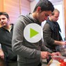 Standbild eines Videos: Drei junge Männer stehen und arbeiten in einer Küche