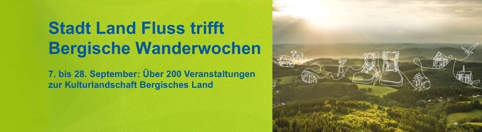 Berglandschaft mit Bäumen unter einem bewölkten Himmel. Auf dem Bild ist mit einer weißen Linie eine Illustration von Wandermotiven wie Wanderschuhen, Kühen und Wanderhütten gezeichnet.