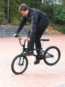 Junge macht auf einem BMX Rad ein Kunststück