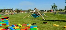Spielplatz in einem Park mit großen bunten Bausteinen