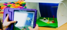 Legofiguren werden mit Kindertablet fotografiert.