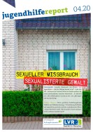 Ansicht einer sehr sterilen, etwas bieder wirkenden Fassade eines Einfamilienhauses mit einer akurat gestutzten Hecke davor