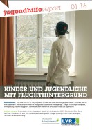 Jugendlicher steht am Fenster und schaut in die Ferne