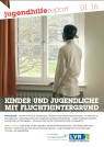 Jugendlicher schaut durch ein Fenster in die Ferne