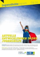 Junge im Superheldenkostüm reckt seinen Arm in die Luft