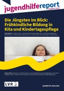 Titelseite des Jugendhilfereports zeigt ein kleines M&auml;dchen, das nur mit dem Kopf &uuml;ber eine Tischkante schaut. Auf dem Tisch liegen Bl&auml;tter und Zeichenstifte.