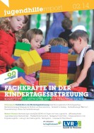 Kinder spieleln mit großen Bauklötzen